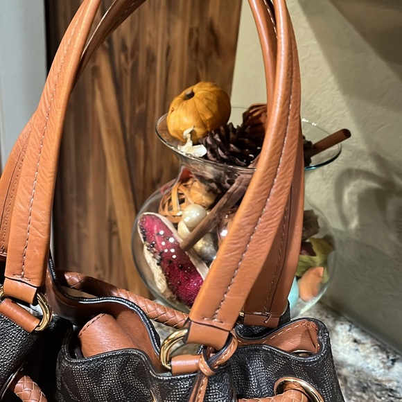 Michael Michael Kors  EUC Shoulder Bag - Picture 4 of 10